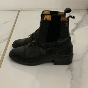 Ovation horse riding boats